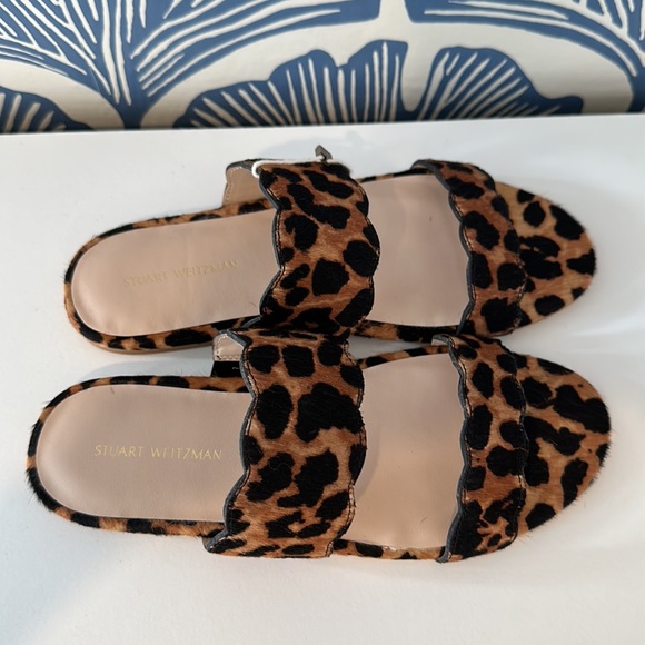 NIB Stuart Weitzman Santorini scalloped leopard-print calf hair sandals 34.5/4.5 - Picture 3 of 7